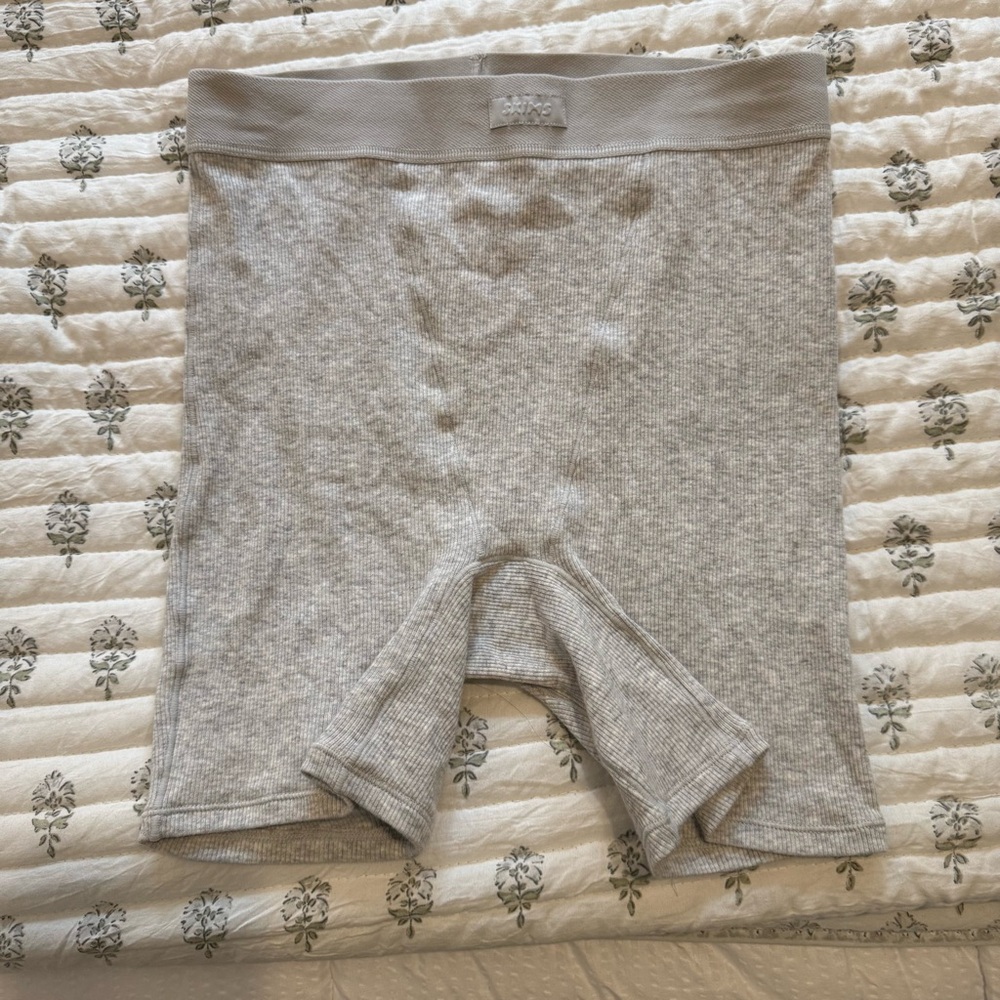 SKIMS Heather Gray soft Lounge boxer shorts small